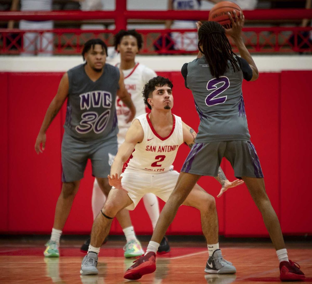 Armadillos, Men's Basketball, Estebane