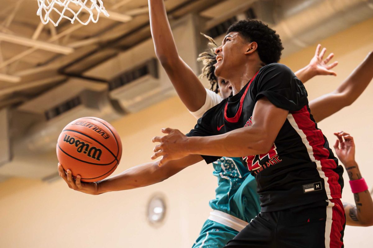 SAC guard Demetrice Mims battles a PAC defender for a layup at the Abraham Kazen Middle School Gym Oct. 9. Photo by A. De Leon.