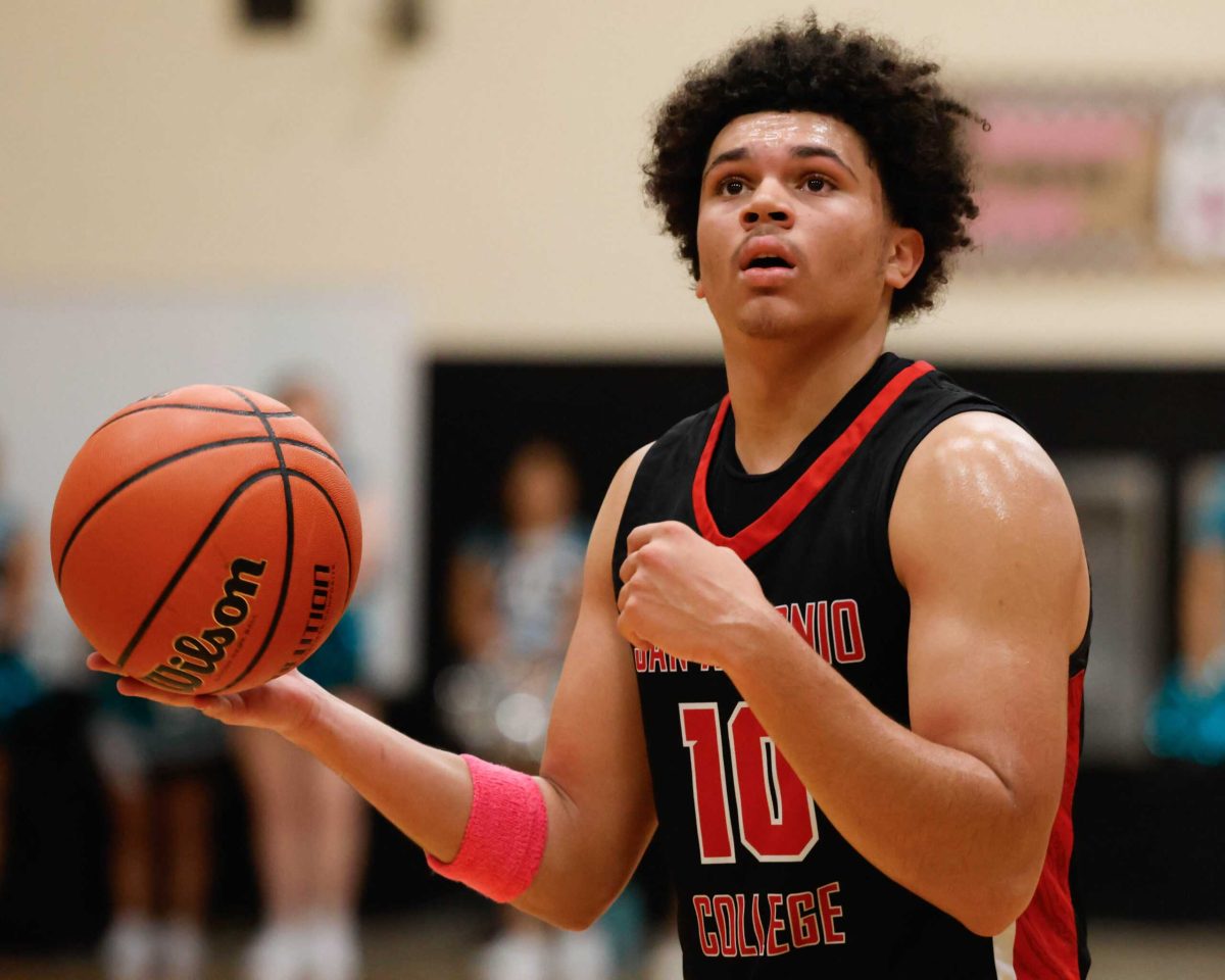 SAC Forward Kamirin Wiliams readied a free throw shot at Wednesday’s Pink Out game against Palo Alto. Photo by Janelle Aleman.