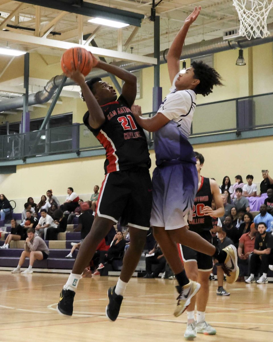 The Armadillos pulled out a much-needed win Wednesday, beating the Northwest Vista College Wildcats 78-75 and earning their first victory of the season at NVC’s Huisache Hall. The Armadillos are now 1-3 for the season. Photo by Chris Hernandez.