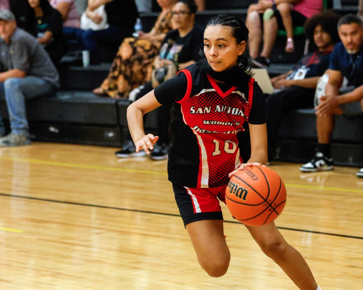 SAC Guard Avah Castillo drives toward the hoop at Wednesday’s “Pink Out” game against Palo Alto. Photo by Janelle Alemán.